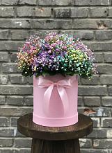 Цветочная композиция из Гипсофила и Розы в шляпной коробке в Курагино