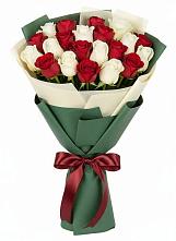 Букет Микс из красных и белых роз в Курагино