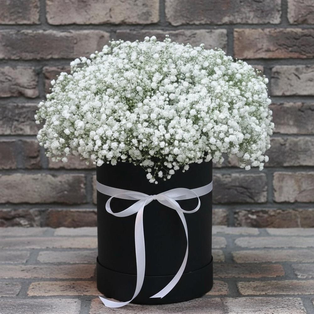 Цветочная композиция из Гипсофила в шляпной коробке в Курагино