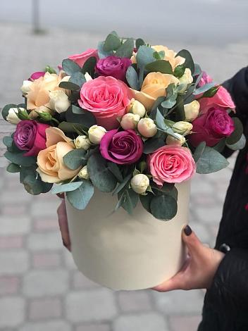 Цветочная композиция из Розы в шляпной коробке в Курагино