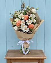 Букет цветов из:  Альстромерии, Лизиантусы, Розы и Хризантемы в Курагино