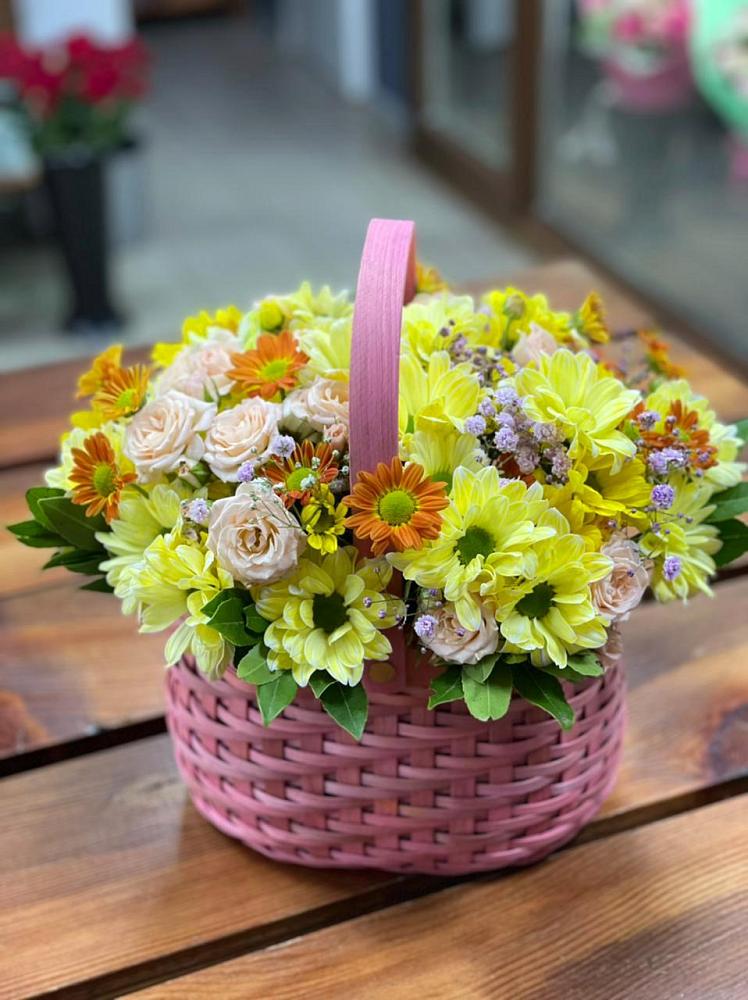 Цветочная композиция из Хризантемы и Розы в корзине в Курагино