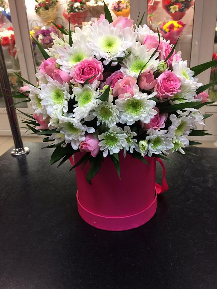 Цветочная композиция из Розы и Хризантемы в шляпной коробке в Курагино