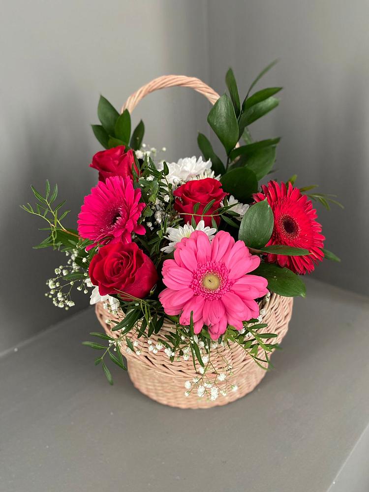 Цветочная композиция из Розы, Хризантемы и Герберы в корзине в Курагино