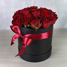 Цветочная композиция из Розы в шляпной коробке в Курагино