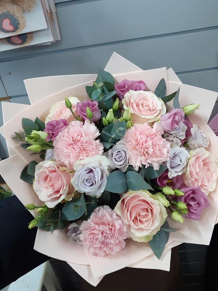 Букет цветов из: Розы, Гвоздики и Лизиантусы в Курагино