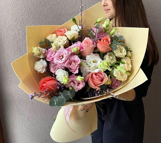 Букет цветов из: Розы, Лизиантусы и Гвоздики в Курагино