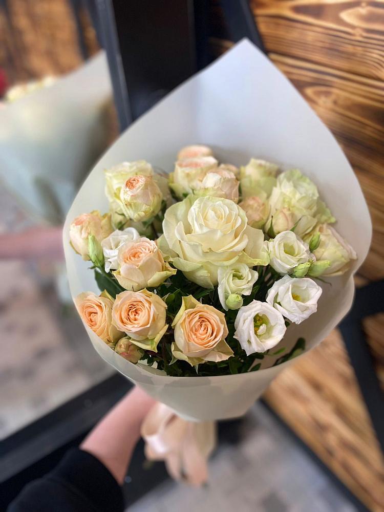 Букет цветов из: Розы и Лизиантусы в Курагино